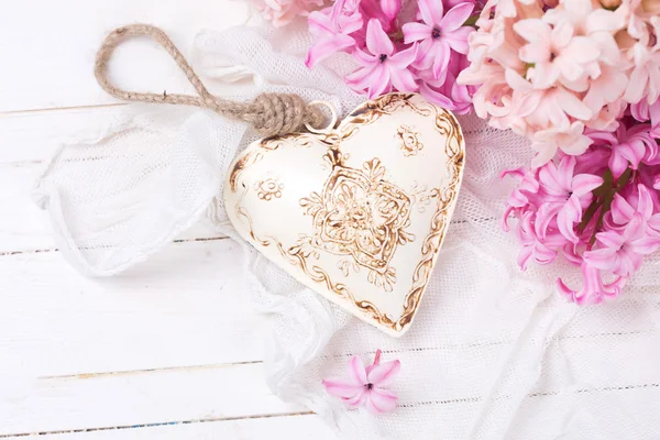 Giacinti rosa e cuore decorativo — Foto Stock