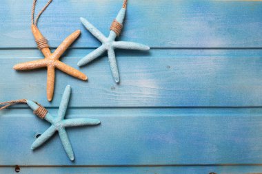 Ahşap üzerine deniz öğeleri