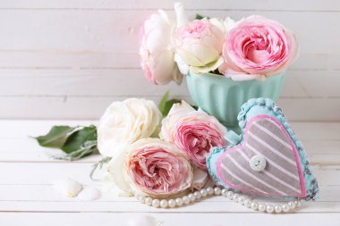 Gül ve dekoratif kalp