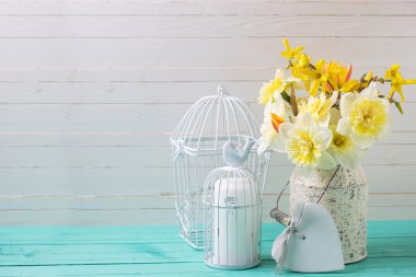 Taze nergis ve dekoratif kalp