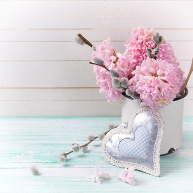 Çiçekler ve ahşap dekoratif kalp