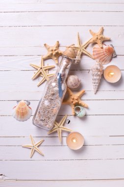 Ahşap üzerine deniz öğeleri