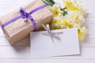 Hediye kutusu, çiçek ve boş etiket