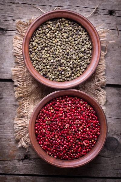 Roter und grüner Pfeffer — Stockfoto