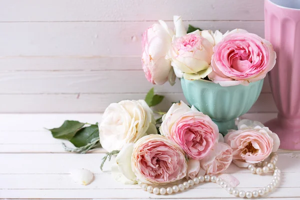 Rosas rosadas en jarrón — Foto de Stock