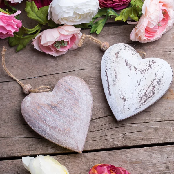 Herzen und Blumen aus Holz — Stockfoto