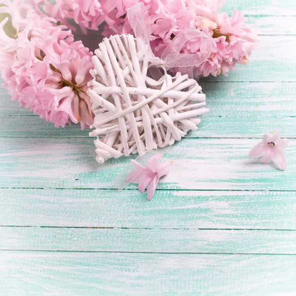 Decoratieve hart en hyacinten — Stockfoto