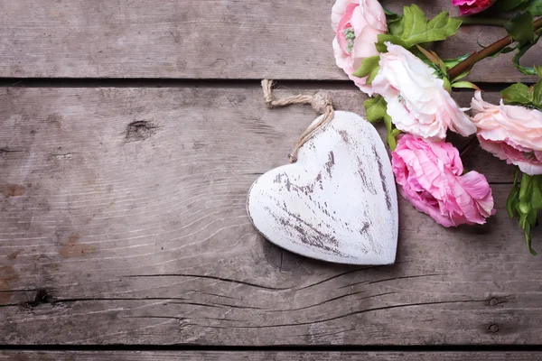 Dekoratif kalp ve çiçek — Stok fotoğraf