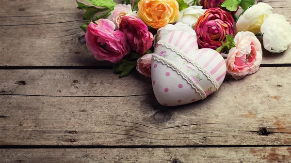 Декоративное сердце и цветы — стоковое фото