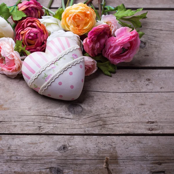 Corazón decorativo y flores —  Fotos de Stock