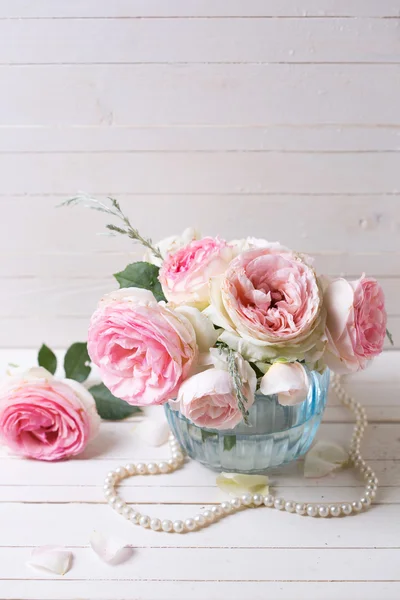 Rosas rosa em vaso — Fotografia de Stock