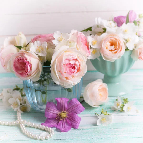 Frische Rosen, Jasmin und Klematisblüten — Stockfoto