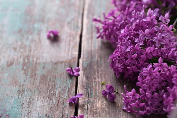 木材にライラックの花 — ストック写真