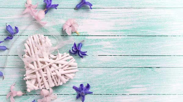 Hyacinten bloemen en decoratieve hart — Stockfoto
