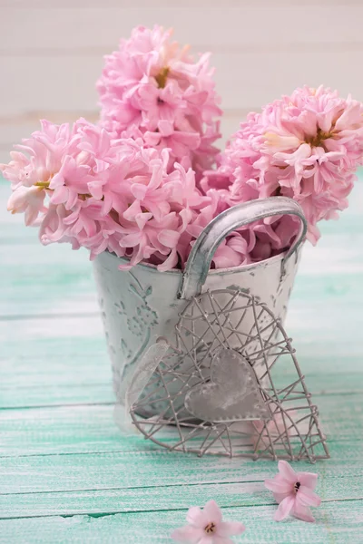 Blumen im Eimer und dekoratives Herz — Stockfoto