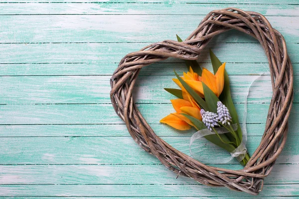 Tulipani e cuore decorativo — Foto Stock