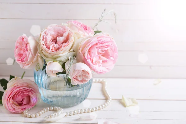 Rosas rosadas en jarrón — Foto de Stock