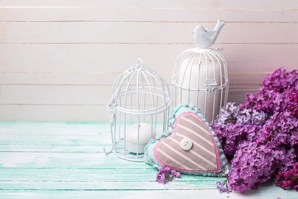 Blumen, Kerzen in dekorativem Vogel — Stockfoto