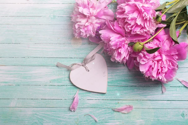 Pfingstrosenblumen und dekoratives Herz — Stockfoto