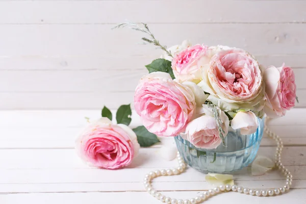 Roze rozen in vaas — Stockfoto