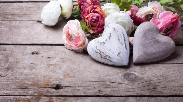 Corações de madeira brancos e flores — Fotografia de Stock