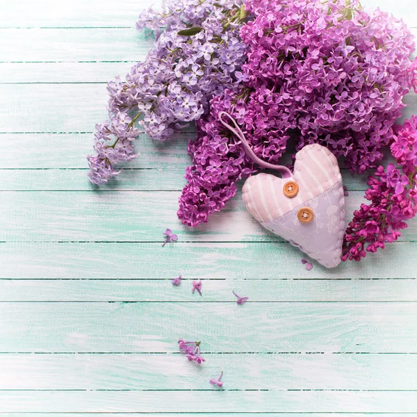 Flores de lilás e coração decorativo — Fotografia de Stock