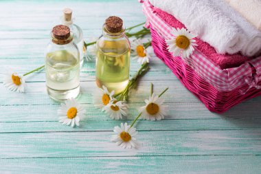 Aroma yağı papatya çiçeği ile