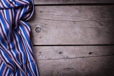 Ahşap arka plan üzerinde mutfak havlusu.