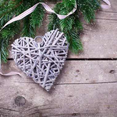 Çam dalları ve rustik kalp