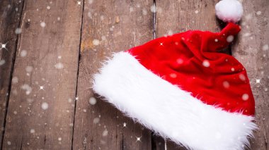 Ahşap arka planda noel süslemesi.