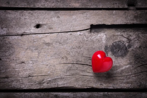 Corazón rojo sobre fondo de madera. —  Fotos de Stock