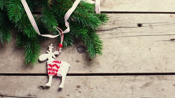 云杉分支和圣诞装饰 — 图库照片