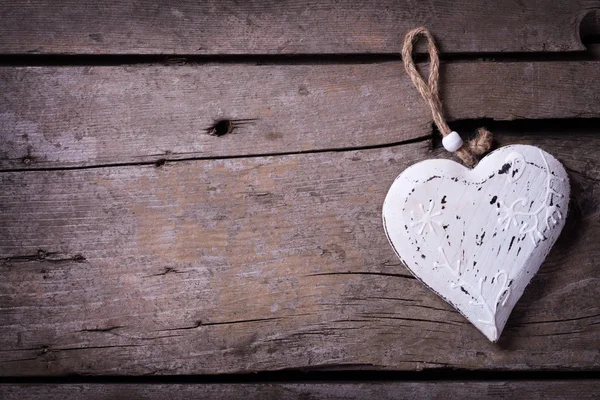 Coeur décoratif sur fond en bois. — Photo