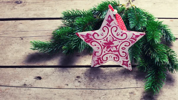 Vuren tak en Kerstster — Stockfoto