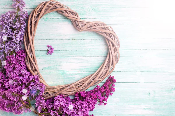Dekoratív szíve és lila virágok — Stock Fotó