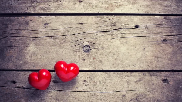 Corazones rojos sobre fondo de madera. —  Fotos de Stock