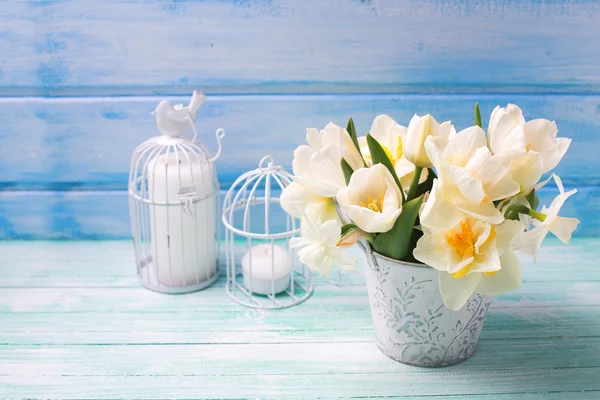 Flores en cubo y velas — Foto de Stock