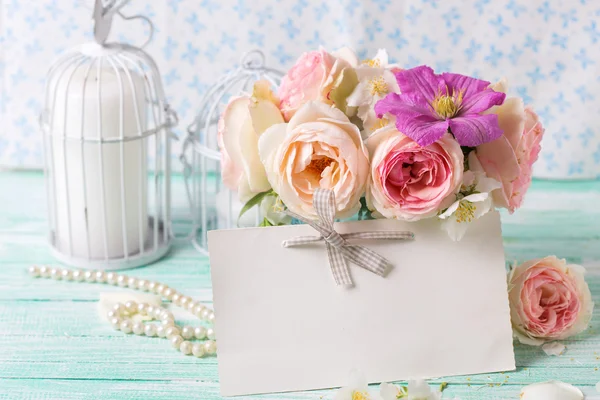 Rose e fiori di clematide in vaso — Foto Stock