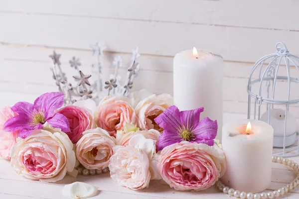 Rosas y flores de clematis — Foto de Stock