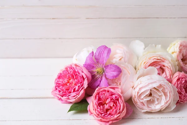 Rozen en clematis bloemen — Stockfoto