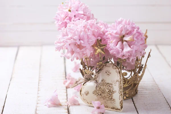 Hyacynths kwiaty i ozdobne serca — Zdjęcie stockowe