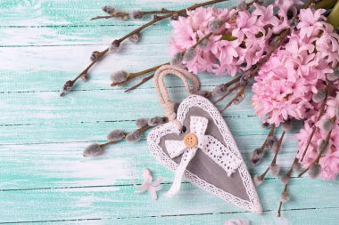 Dekoratif kalp ile sümbül