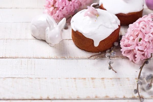 Osterkuchen, rosa Hyazinthen — Stockfoto