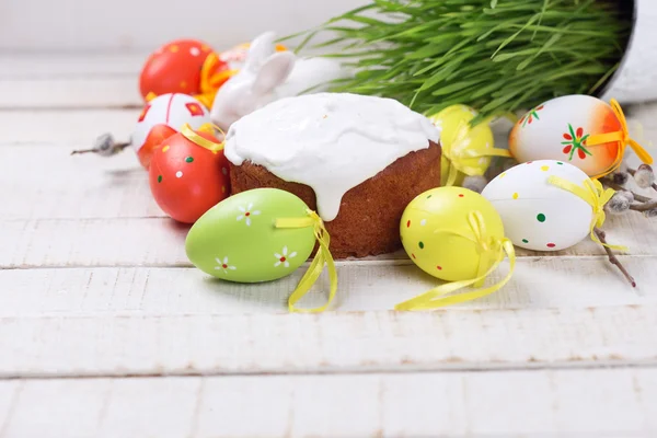 Bolo de Páscoa, ovos de Páscoa coloridos — Fotografia de Stock