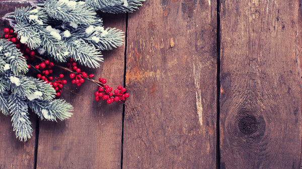 Елочные ветви, декоративные ягоды
