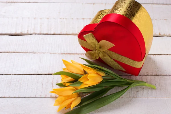 Festive gift box with fresh tulips — Zdjęcie stockowe