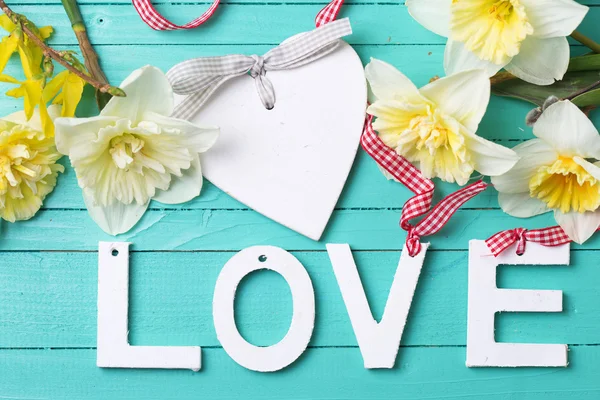 Palabra amor, corazón y flores —  Fotos de Stock