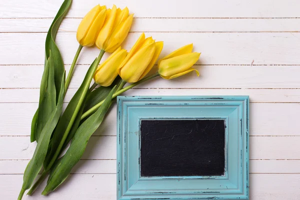 Yellow tulips flowers and blackboard — Zdjęcie stockowe