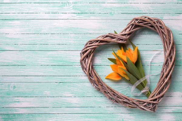 Kwiaty żółte tulipany i ozdobny serce — Zdjęcie stockowe