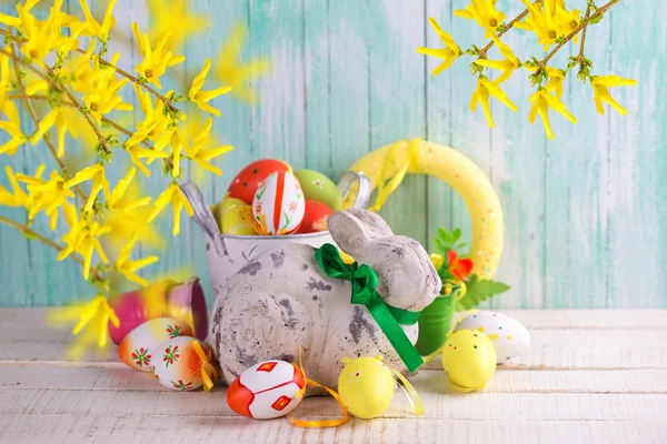 Декоративный пасхальный кролик и яйца — стоковое фото